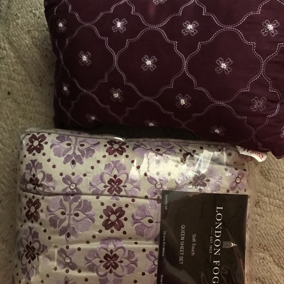 Queen comforter set with throw pillows - Picture 3 of 7